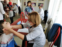Специалисты детской поликлиники осмотрели детей из Херсонской области