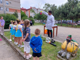 Для пациентов детского стационара провели праздничную программу  