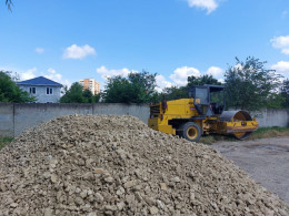Парковку у детской поликлиники отсыпали щебнем