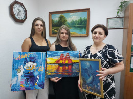 Анапские художники дарят картины горбольнице