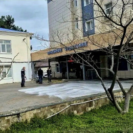 Сотрудники Городской больницы Анапы дружно вышли на уборку территории Сотрудники Городской больницы Анапы дружно вышли на уборку территории