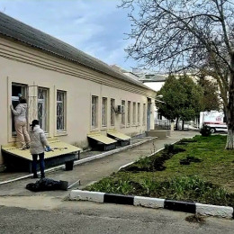 Сотрудники Городской больницы Анапы дружно вышли на уборку территории Сотрудники Городской больницы Анапы дружно вышли на уборку территории