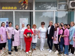 Студенты поздравили акушеров городской больницы с профессиональным праздником
